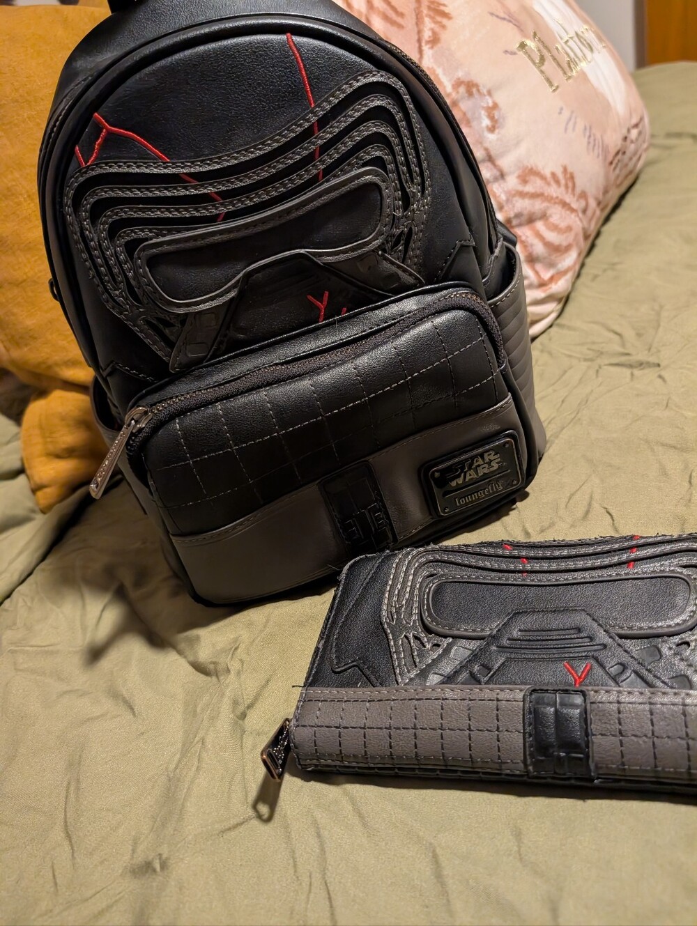 Used Star wars Kylo Ren Loungefly Bag - Picture 3 of 16